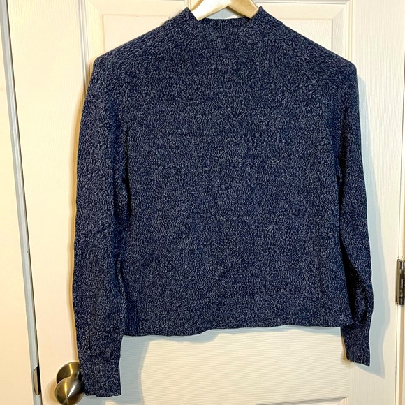 Everlane blue white speckled cotton mock turtleneck neckline